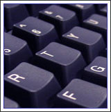 Una fotografia ravvicinata dell'estremità sinistra di una tastiera da computer